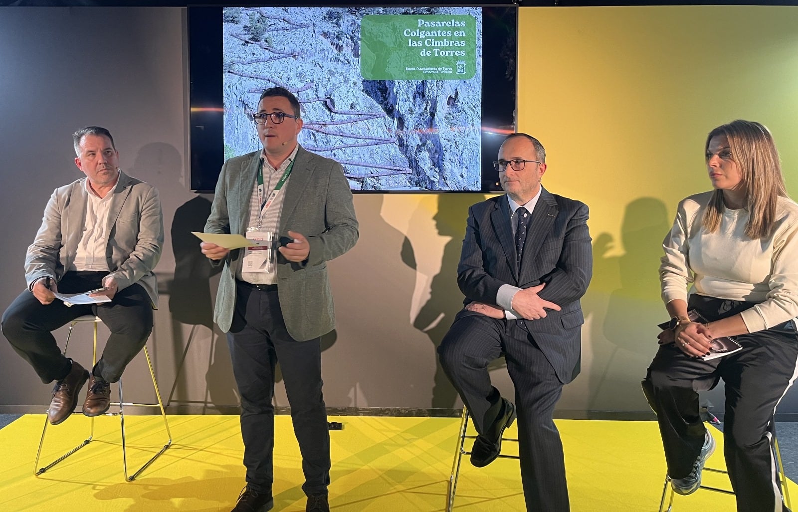 Momento de la presentación del proyecto de la pasarela colgante en Las Cimbras de Torres, en FITUR, alcalde, Roberto Moreno, segundo por la izquierda, acompañado por concejala, Delegado de Turismo y técnico del equipo redactor