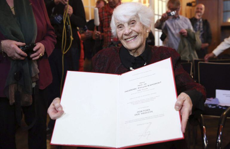 La pediatra Ingeborg Syllm-Rapoport, de 102 años de edad, muestra su certificado de doctorado tras una ceremonia solemne celebrada en el Hospital Universitario de Hamburgo.