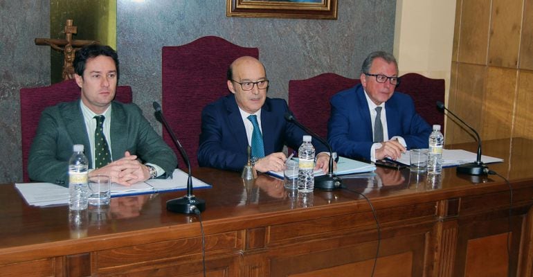 El presidente del Colegio Oficial de Abogados, Vicente Oya (centro), durante la presentación del balance.