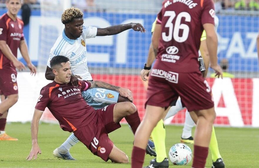 Paul Akouokou, en una acción del último partido ante la Cultural Leonesa en el Ibercaja Estadio