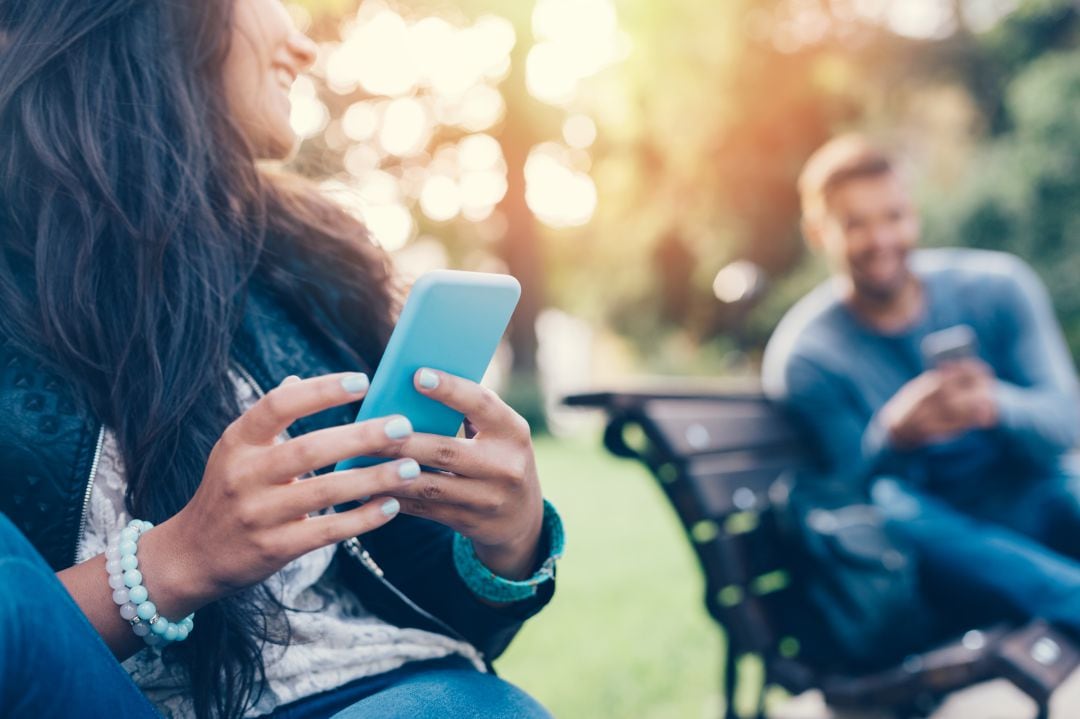 Una pareja usando smartphones