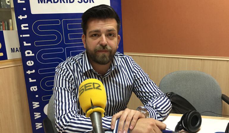 Rafael Martínez (PSOE) en los estudios de Cadena SER Madrid Sur