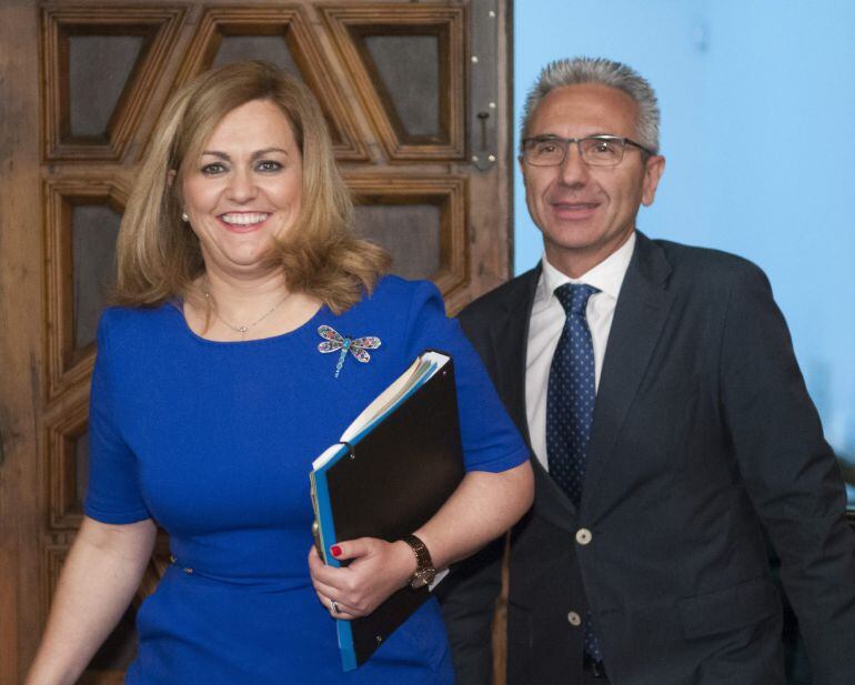 GRA158. SEVILLA, 26/05/2015.- La consejera de Medio Ambiente en funciones, María Jesús Serrano (i) y el portavoz de Gobierno, Miguel Ángel Vázquez (d), llegan a la rueda de prensa posterior al Consejo de Gobierno celebrado hoy en sevilla . EFE/Raúl Caro
