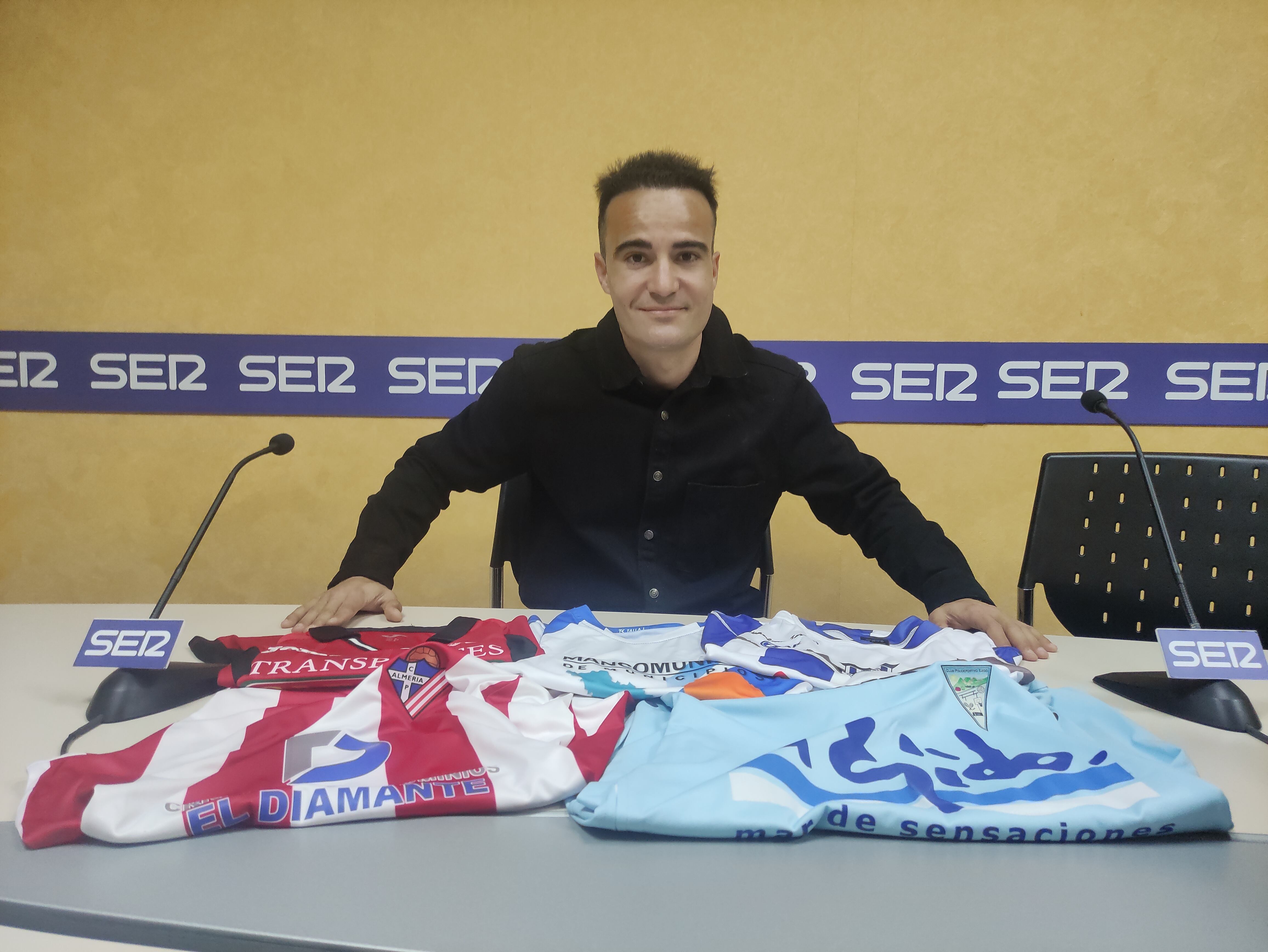En los estudios de la Cadena SER con las camisetas del Poli Almería, Poli Ejido, Huércal-Overa, Motril y Crevillente.