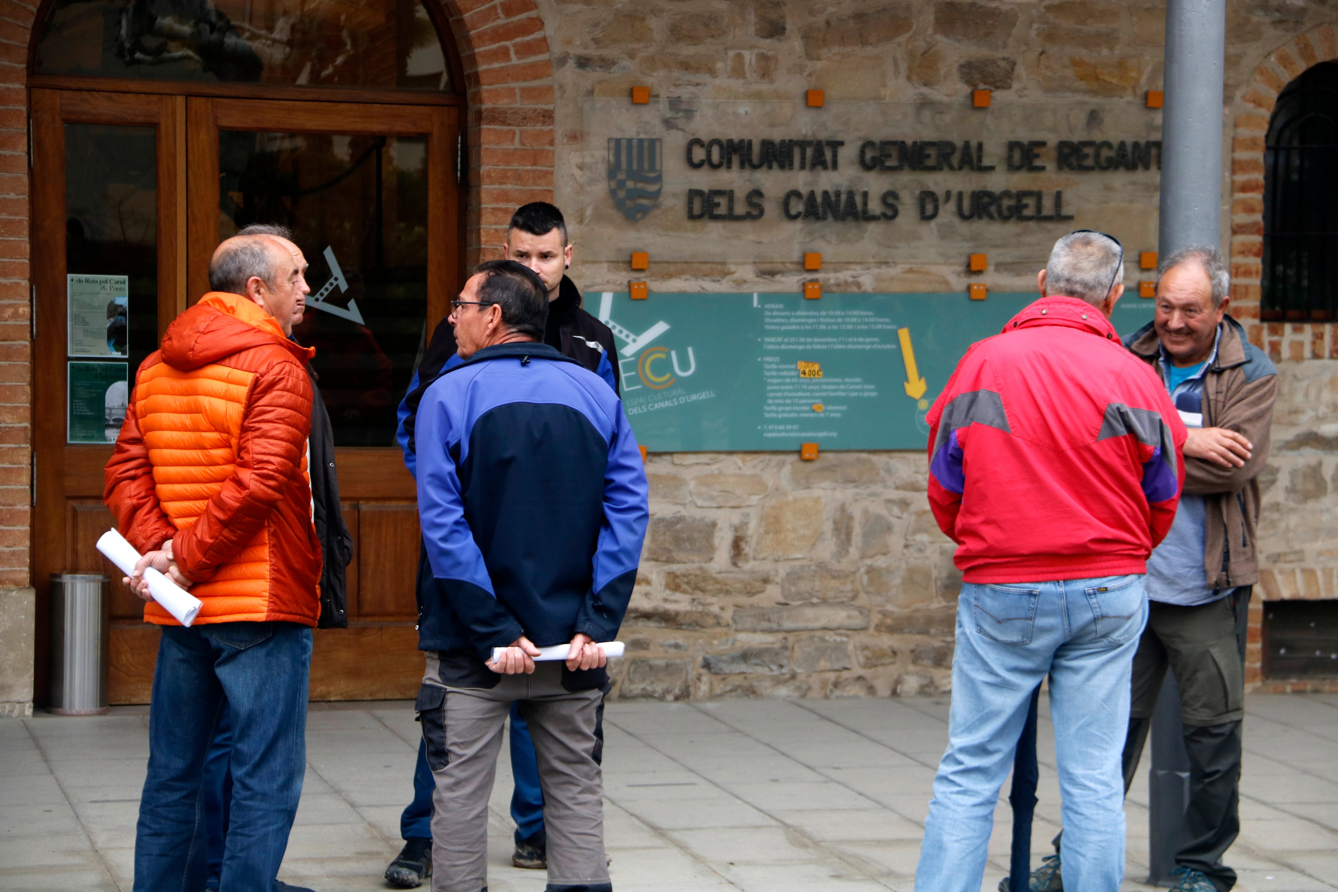 Regants del canal d&#039;Urgell davant la casa canal, a Mollerussa. Foto: ACN.