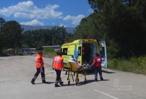 Los servicios santirarios trasladan al montañero herido al hospital