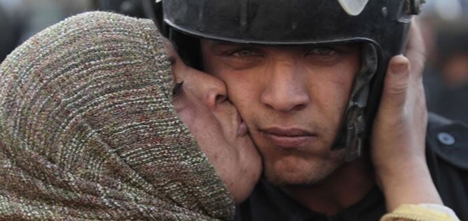 Unión del pueblo y el Ejército para derrocar a Mubarak. Imagen difundida en Twitter como uno de los símbolos de la revolución egipcia