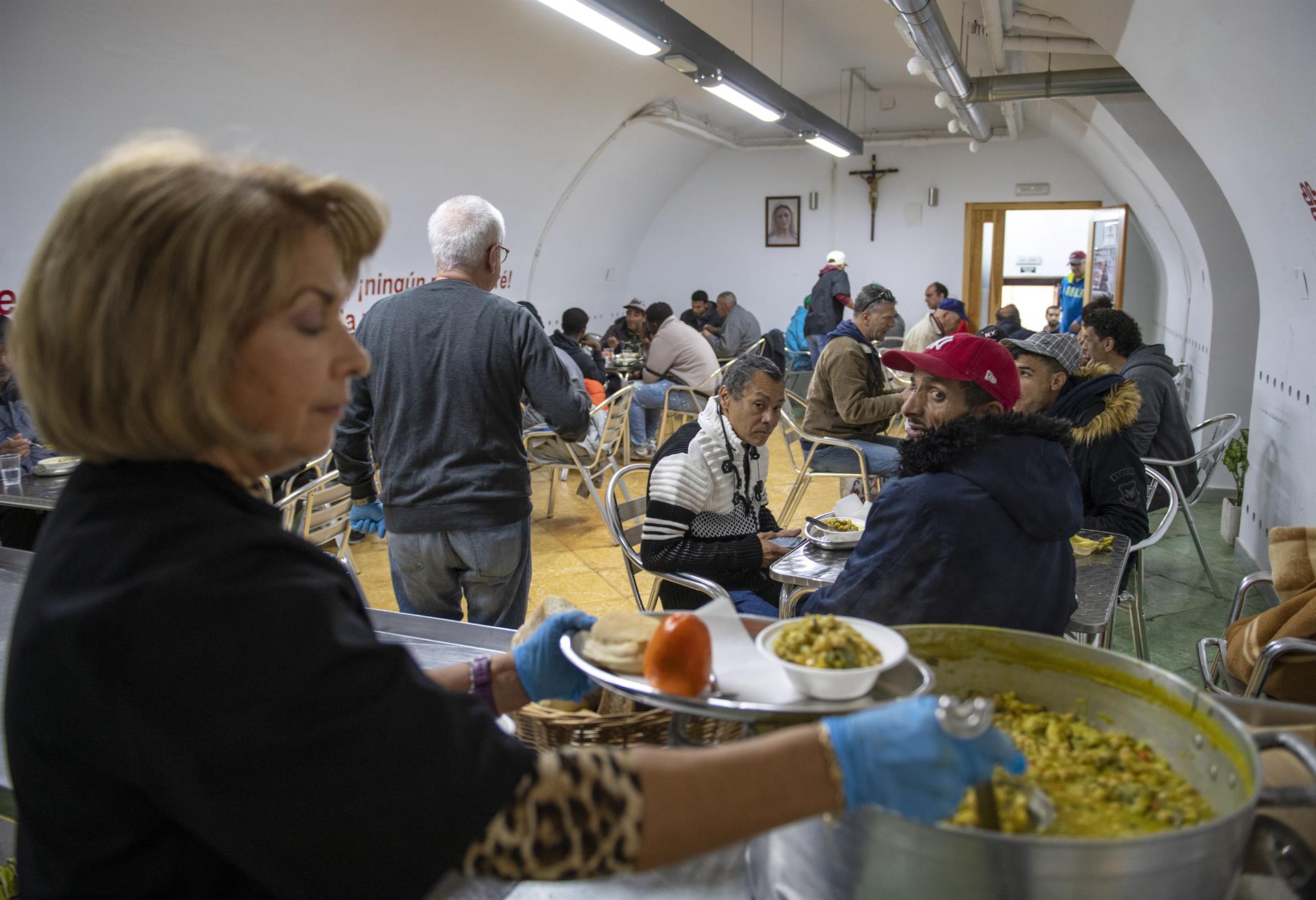 Un centro de Cáritas ofrece un menú gratuito a los inmigrantes y temporeros en Jaén.