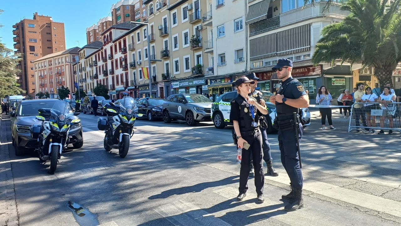 Dispositivo policial y curiosos en las inmediaciones del Palacio de Congresos de Granada en plena celebración de las Cumbres Europeas