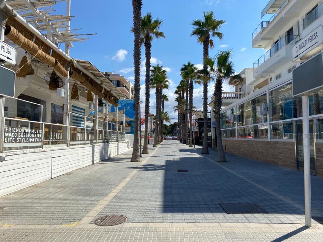 La calle Miquel Pellissa de Playa de Palma completamente vacía en pleno mes de julio