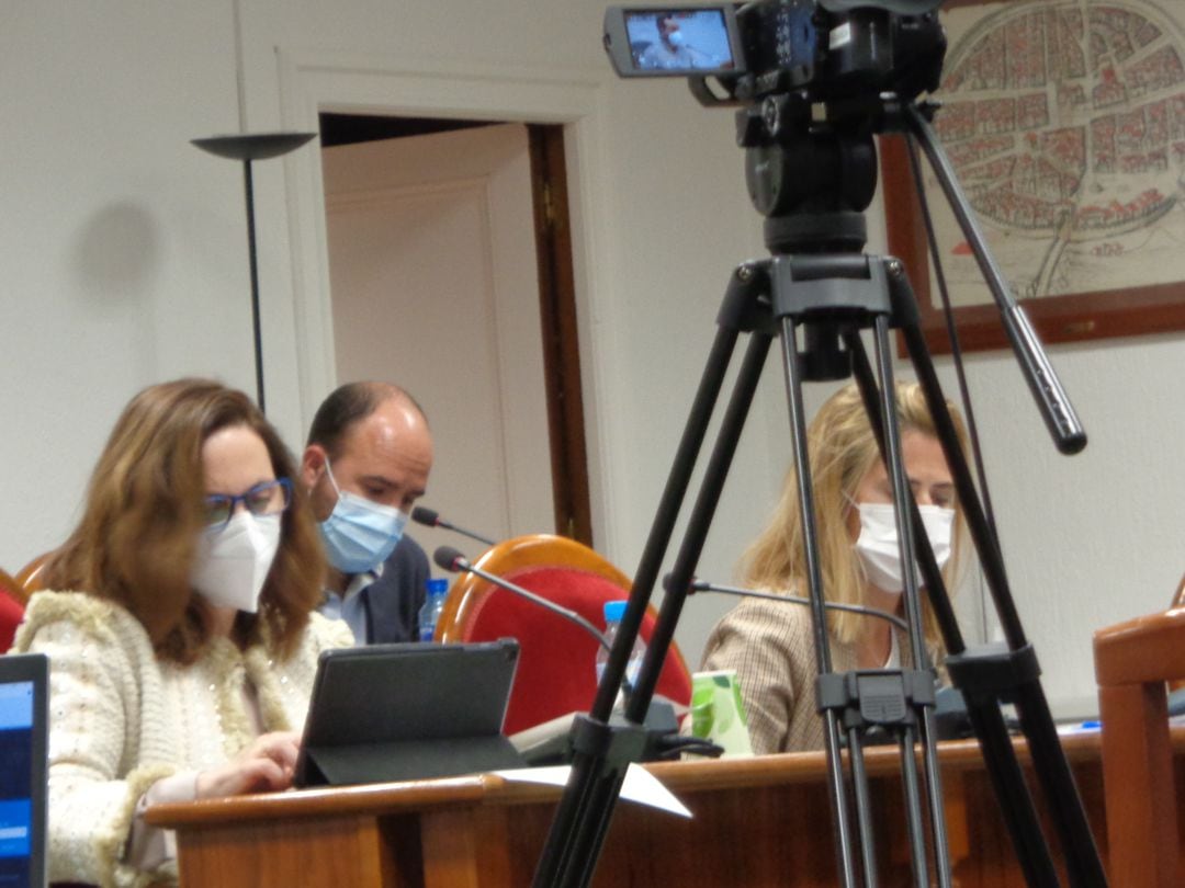 De izq. a dcha, Elia Salinero (C's), Vicente Holgueras (Vox) y Cristina Valderas (PP)