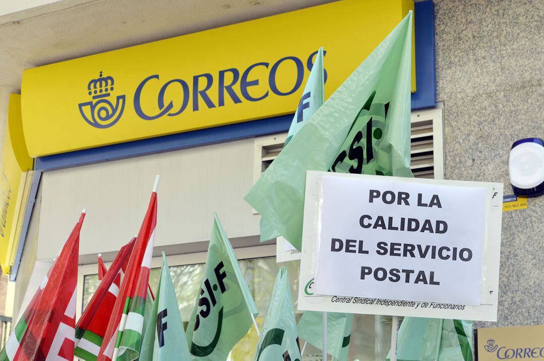 Oficinas de Correos en Almería colapsadas por la venta &#039;online&#039;.