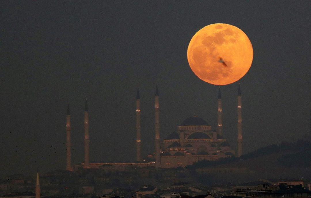 La &quot;superluna de nieve&quot; tras la mezquita de Camlica, este martes en Estambul (Turquía).