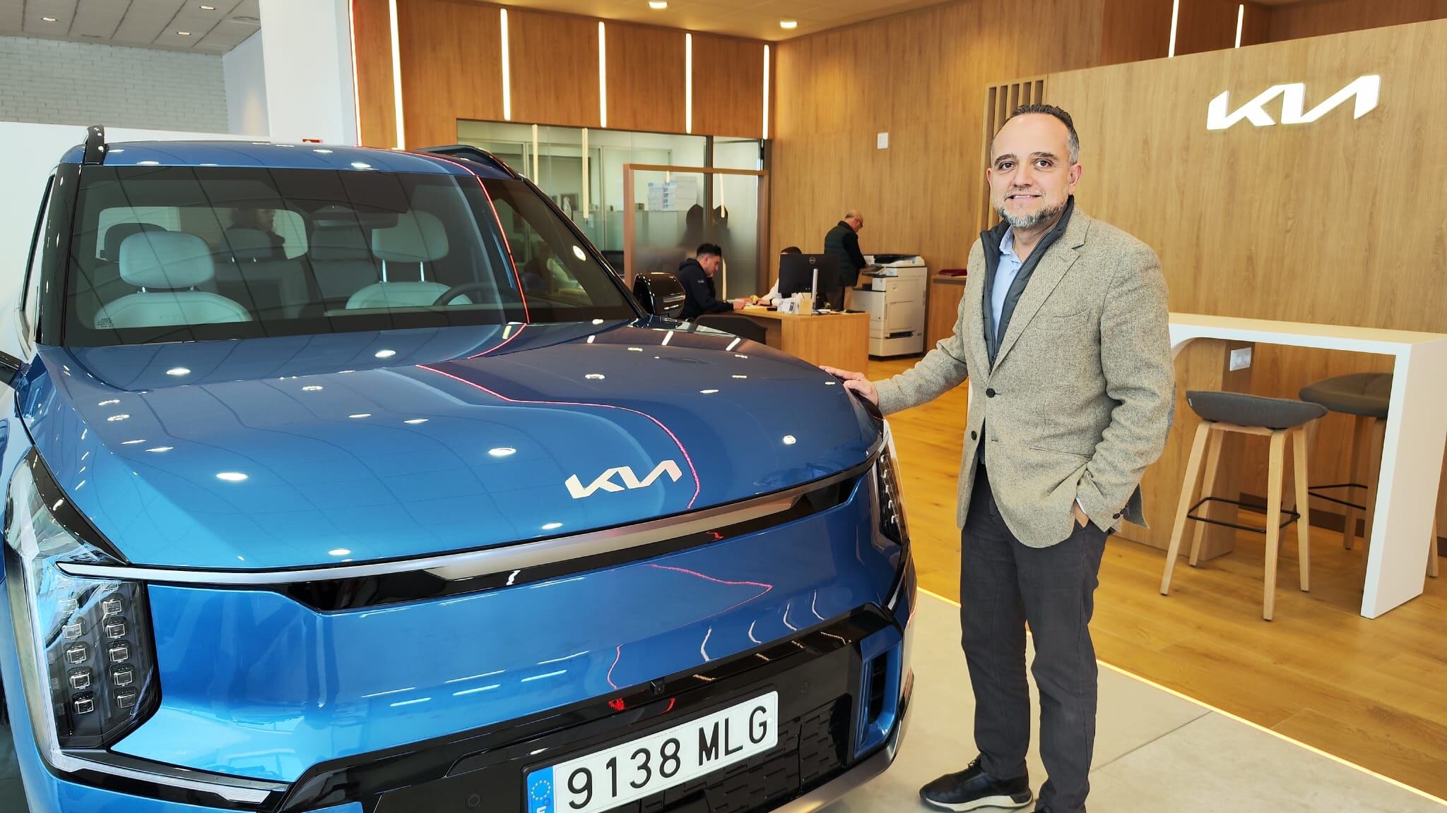Alfonso Lamolla, gerent de KIA Callesa, que ha renovat instal·lacions, al costat del KIA EV9, un SUV 100% elèctric amb capacitat per a set persones.