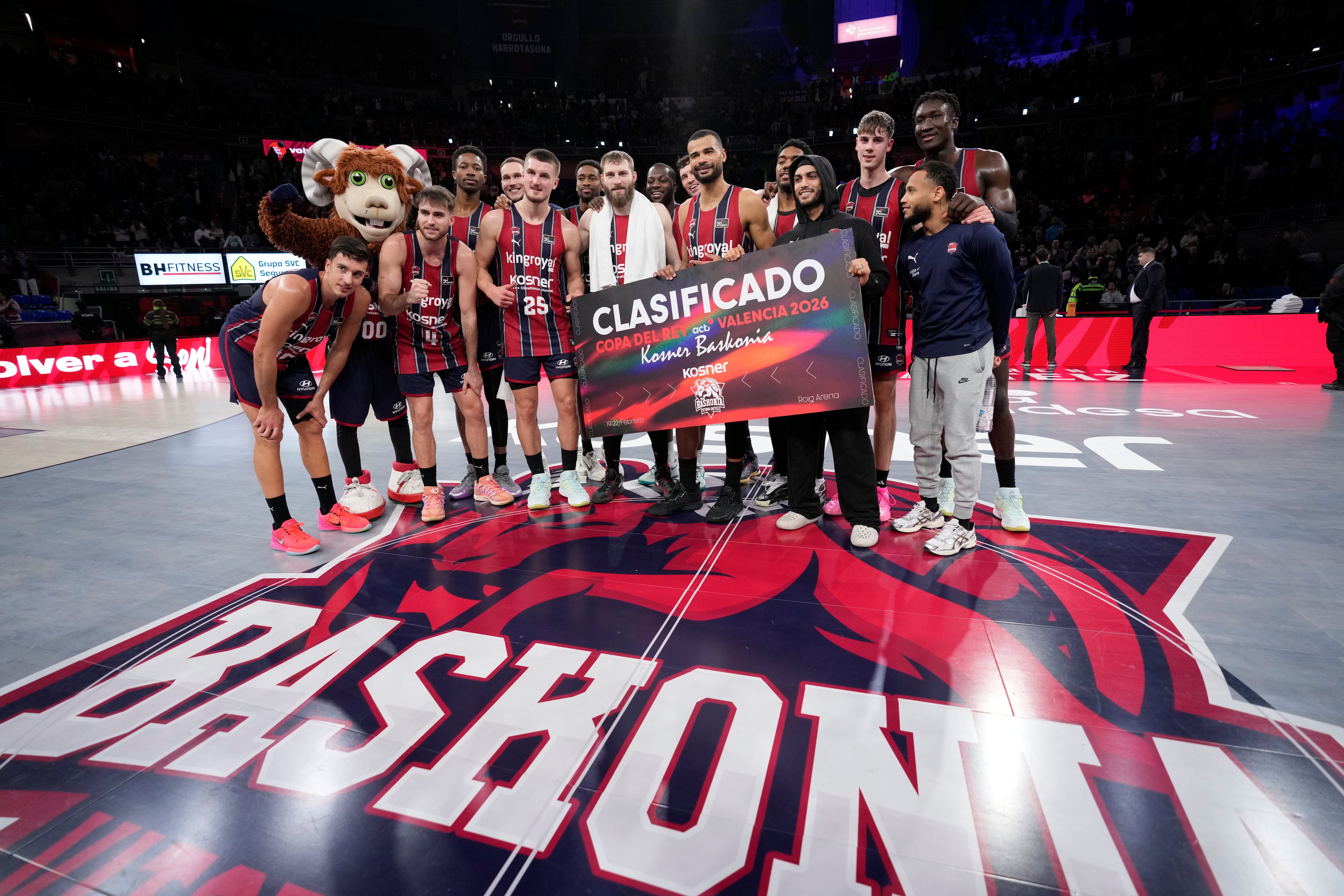 VITORIA, 18/01/2026.- Los jugadores del Baskonia celebran su clasificación para la Copa del Rey de baloncesto, tras el partido de la Liga Endesa que Baskonia y BAXI Manresa han disputado este domingo en el pabellón Fernando Buesa Arena, en Vitoria. EFE/Adrián Ruiz Hierro