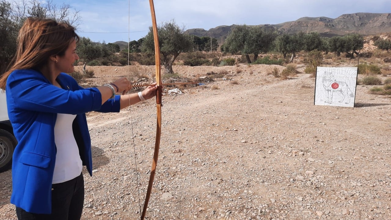 La alcaldesa de Benahadux, Noelia Damián afina la puntería.