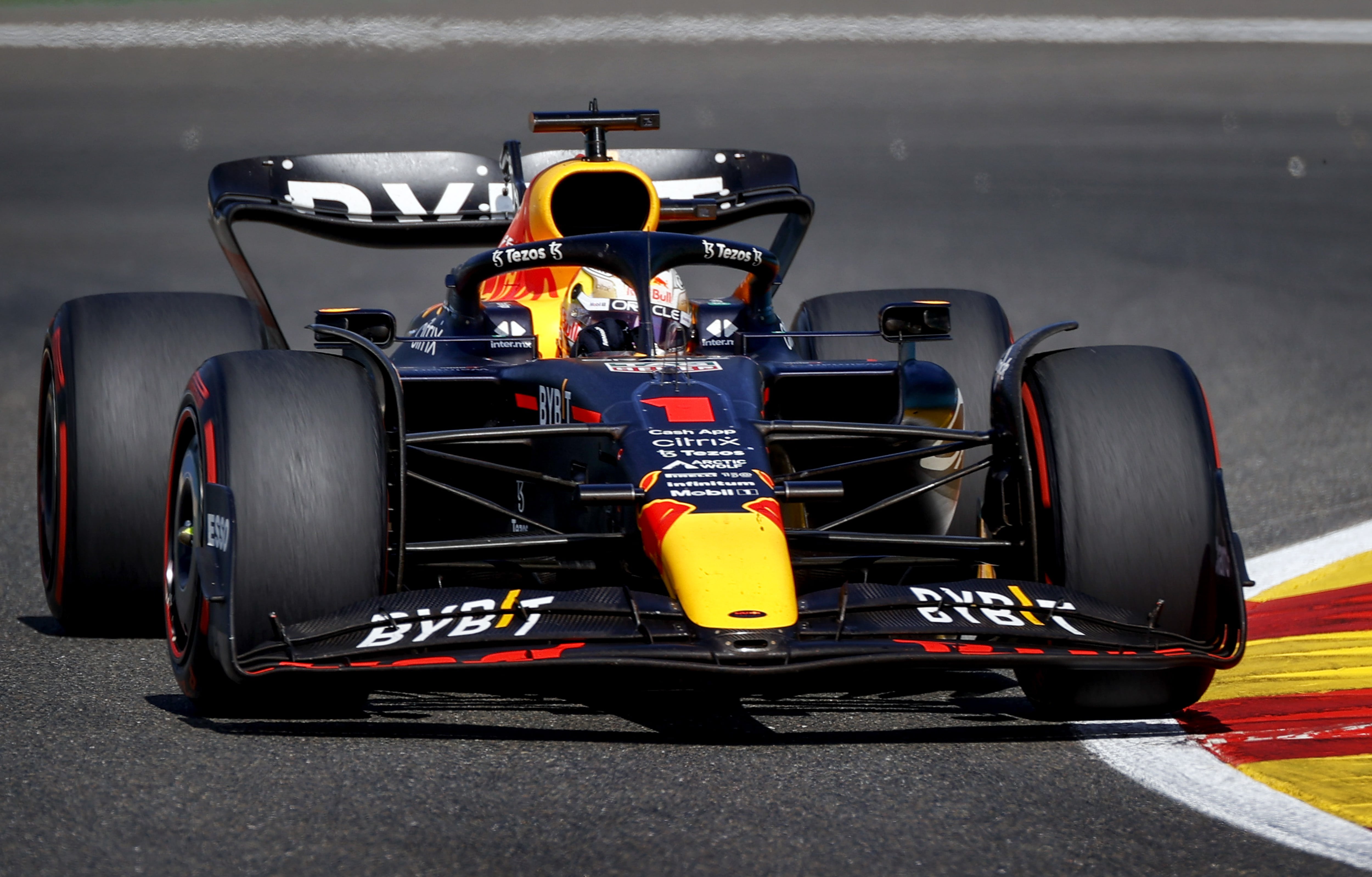 Max Verstappen, liderando la carrera en Spa