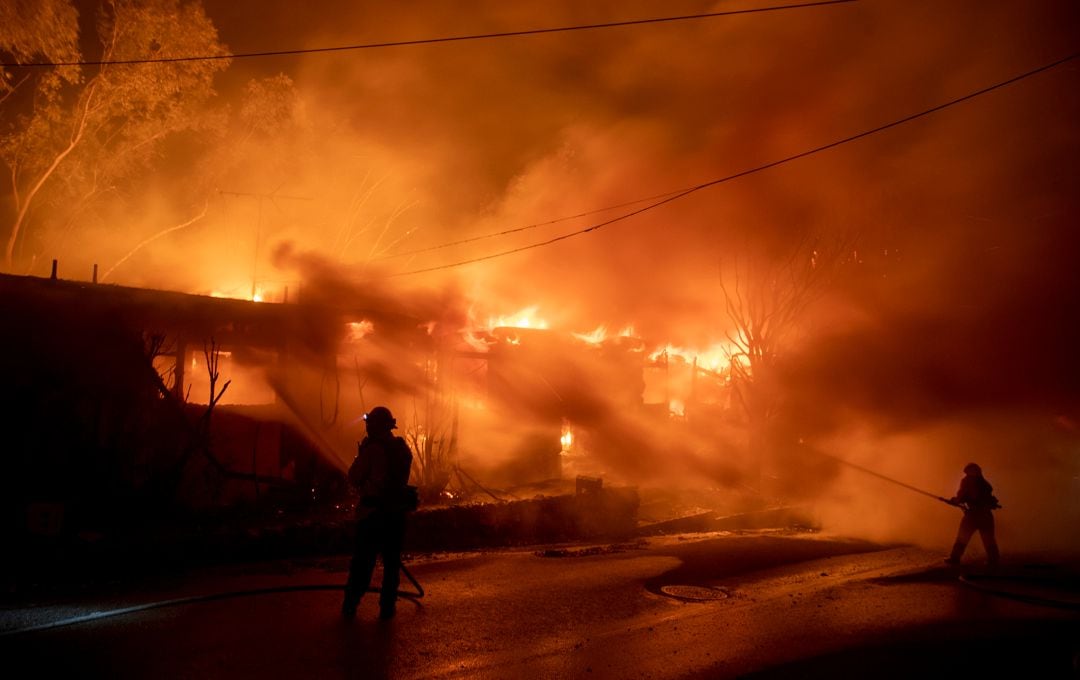 Los bomberos luchan contra el fuego en Tigertail Rd (Brentwood Heights).