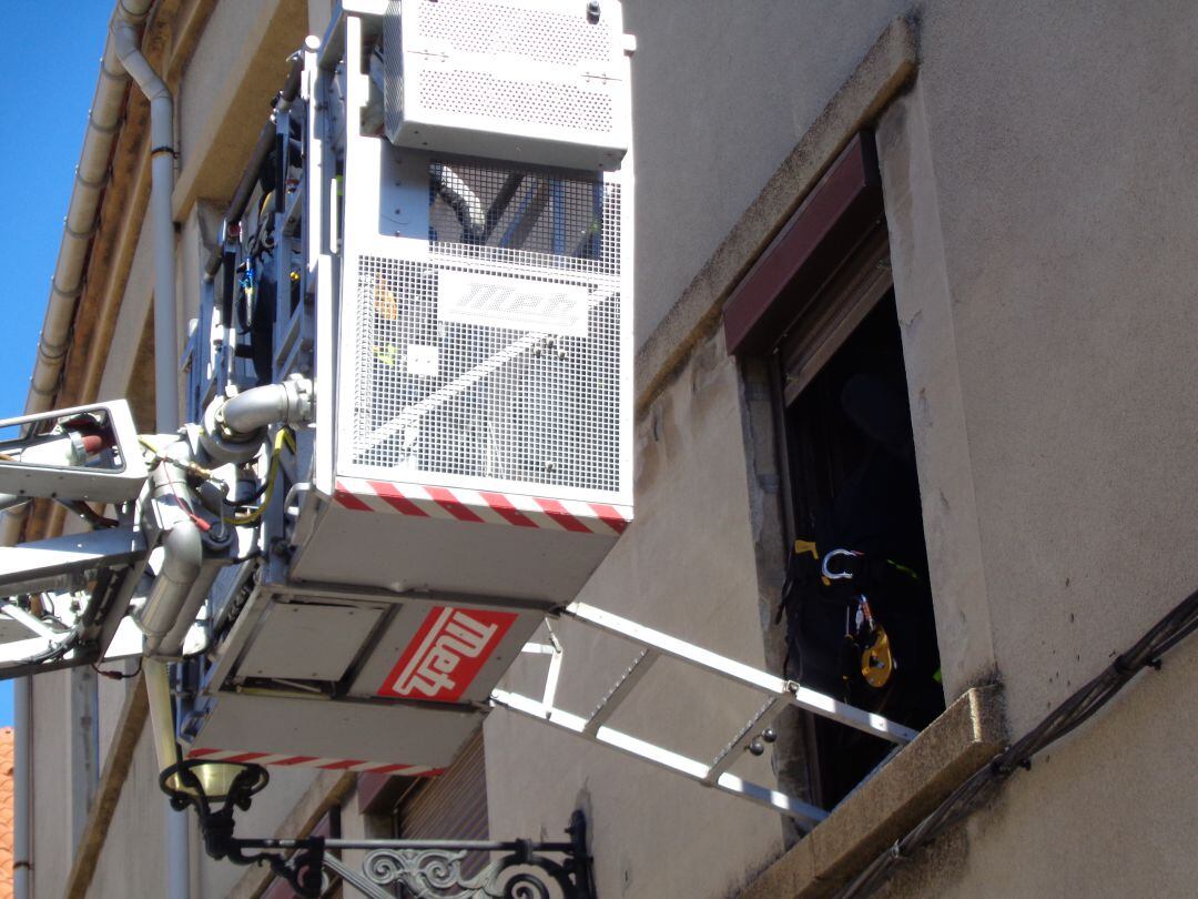 Un bombero entra por la ventana de la vivienda