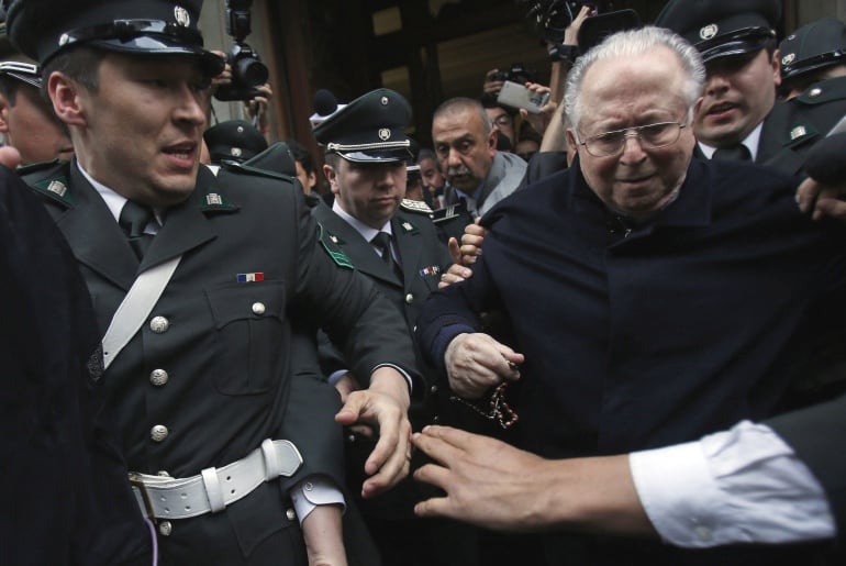 El sacerdote chileno Fernando Karadima, acusado de abusos sexuales, a la salida de un tribunal en Santiago (Chile), en 2015