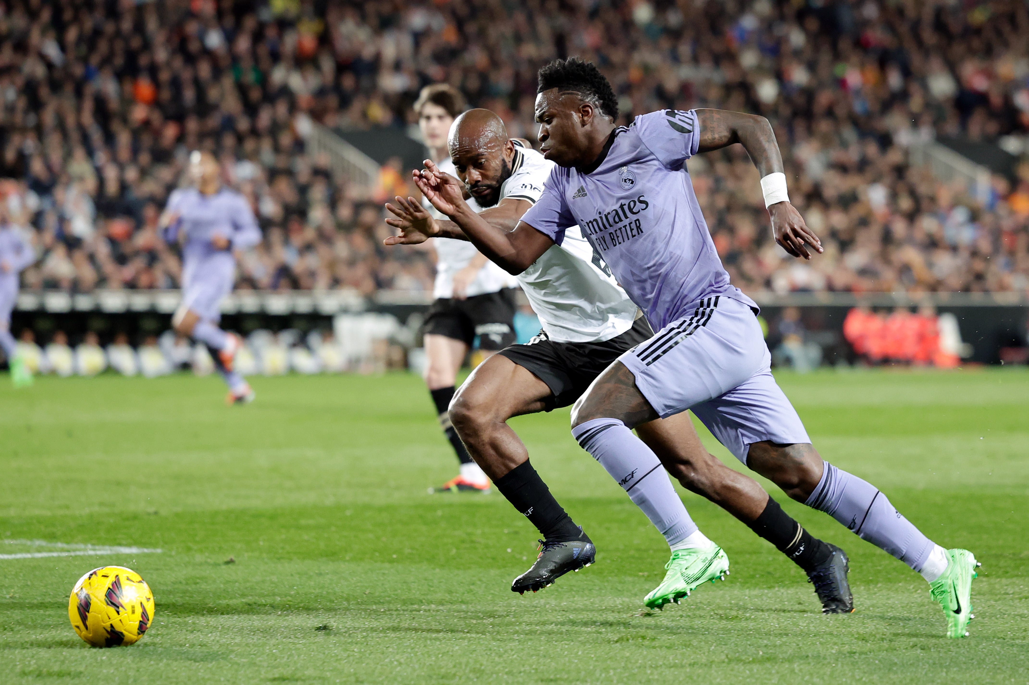 Dimitri Foulquier y Vinicius Júnior se miden en &#039;sprint&#039; en Mestalla