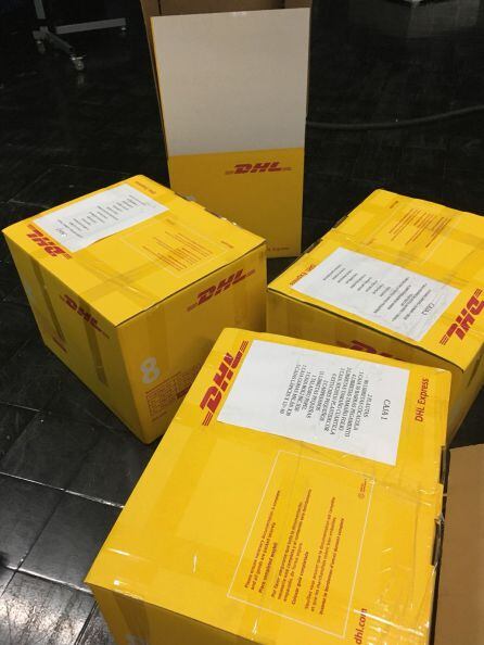 DHL colabora encargándose del envío gratuitamente