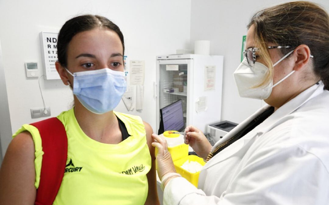 Una joven vacunándose