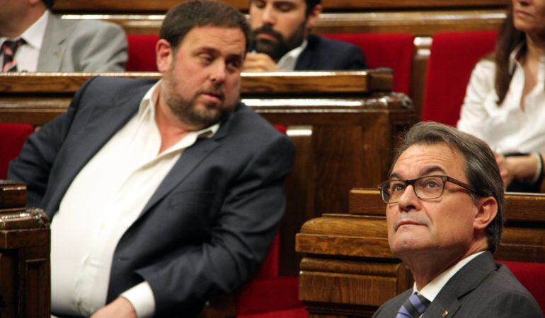 El president de la Generalitat, Artur Mas, i el president d'ERC, Oriol Junqueras, durant una sessió de control al Parlament a principis de maig