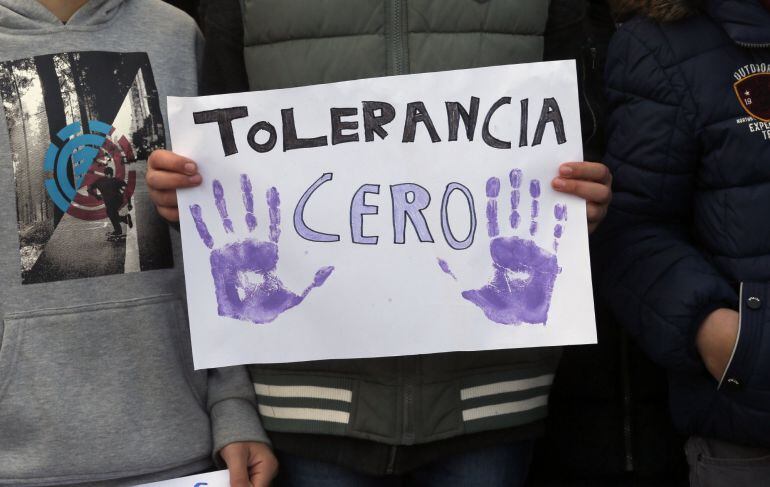 Un manifestante sostiene una pancarta que exige tolerancia cero con la violencia machista durante la concentración que han realizado los vecinos de la localidad coruñesa de Boqueixón en repulsa por el asesinato de Ana María Enjamio