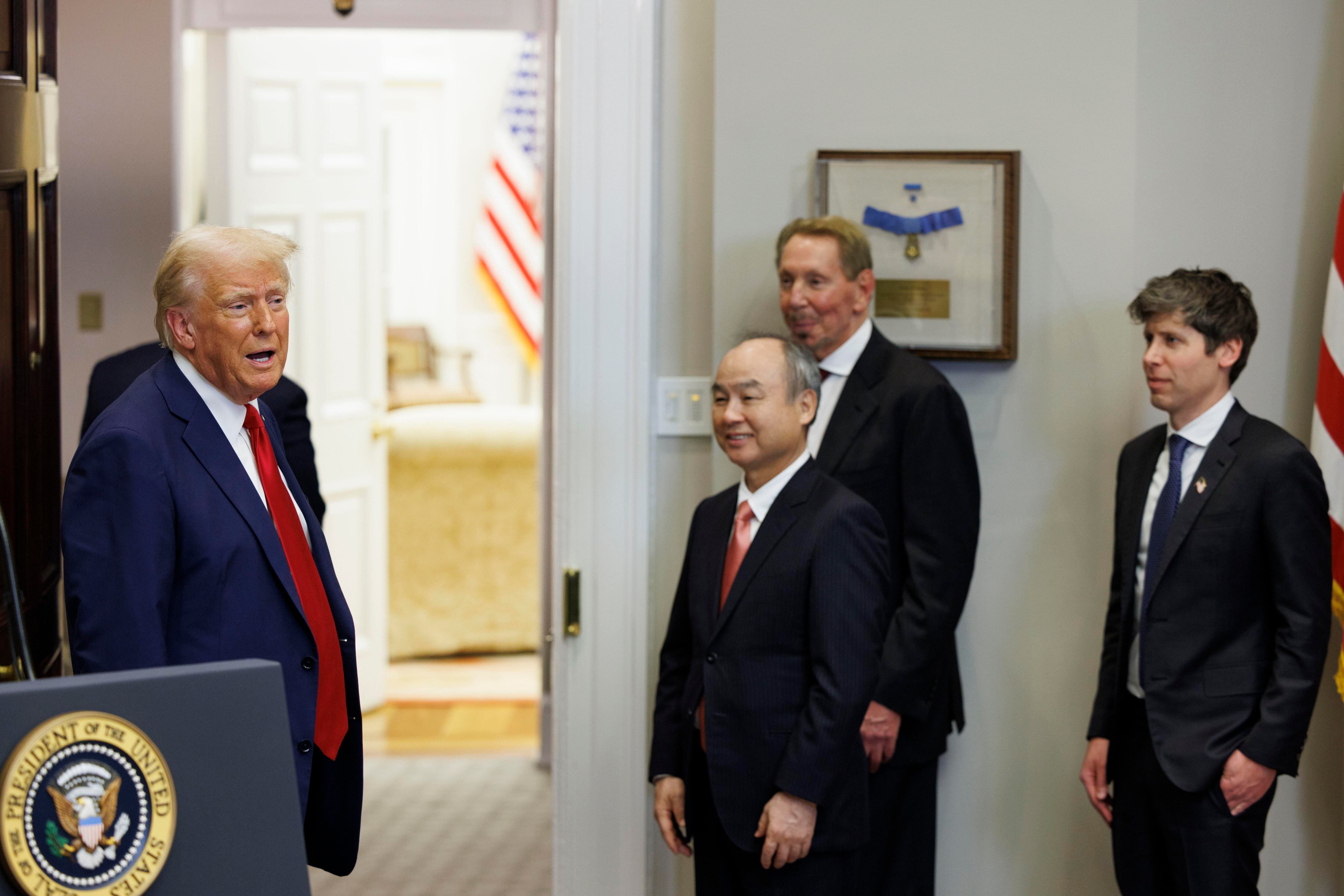 El presidente de EEUU, Donald Trump, junto a Larry Ellison, jefe de tecnología de Oracle; Masayoshi Son, CEO de SoftBank; y Sam Altman, CEO de OpenAI, en la Casa Blanca.