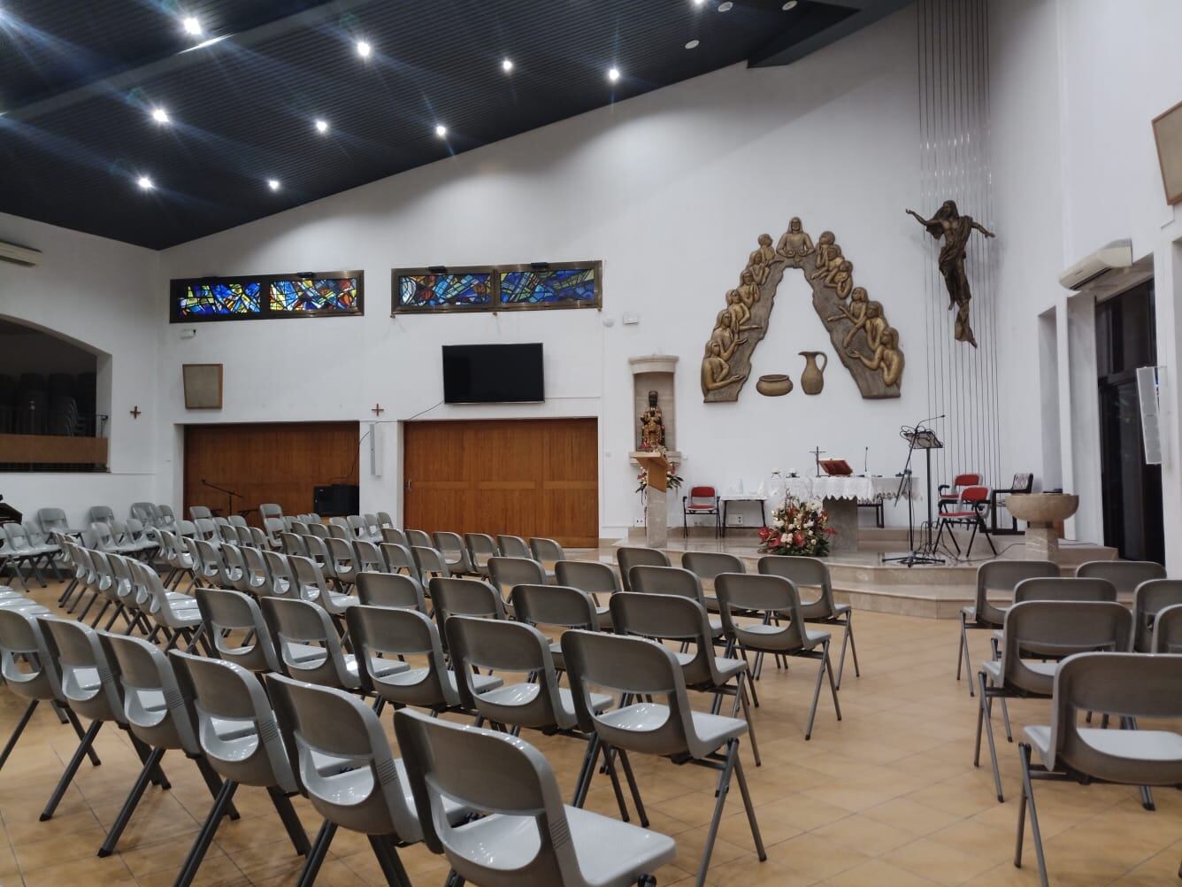 Interior de la iglesia que sirve para diferentes usos.