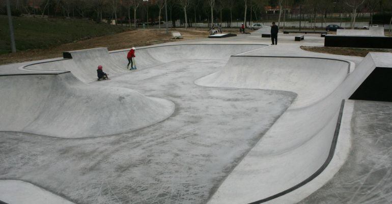 Las instalaciones cuentan con elementos para practicar distintas variantes del skate