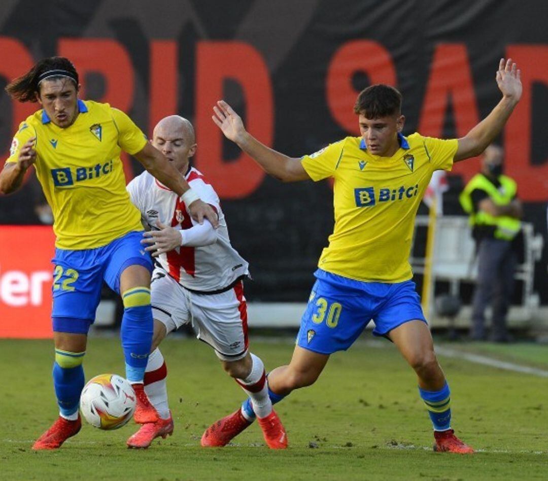 Bastida defendiendo la camiseta del Cádiz en Vallecas