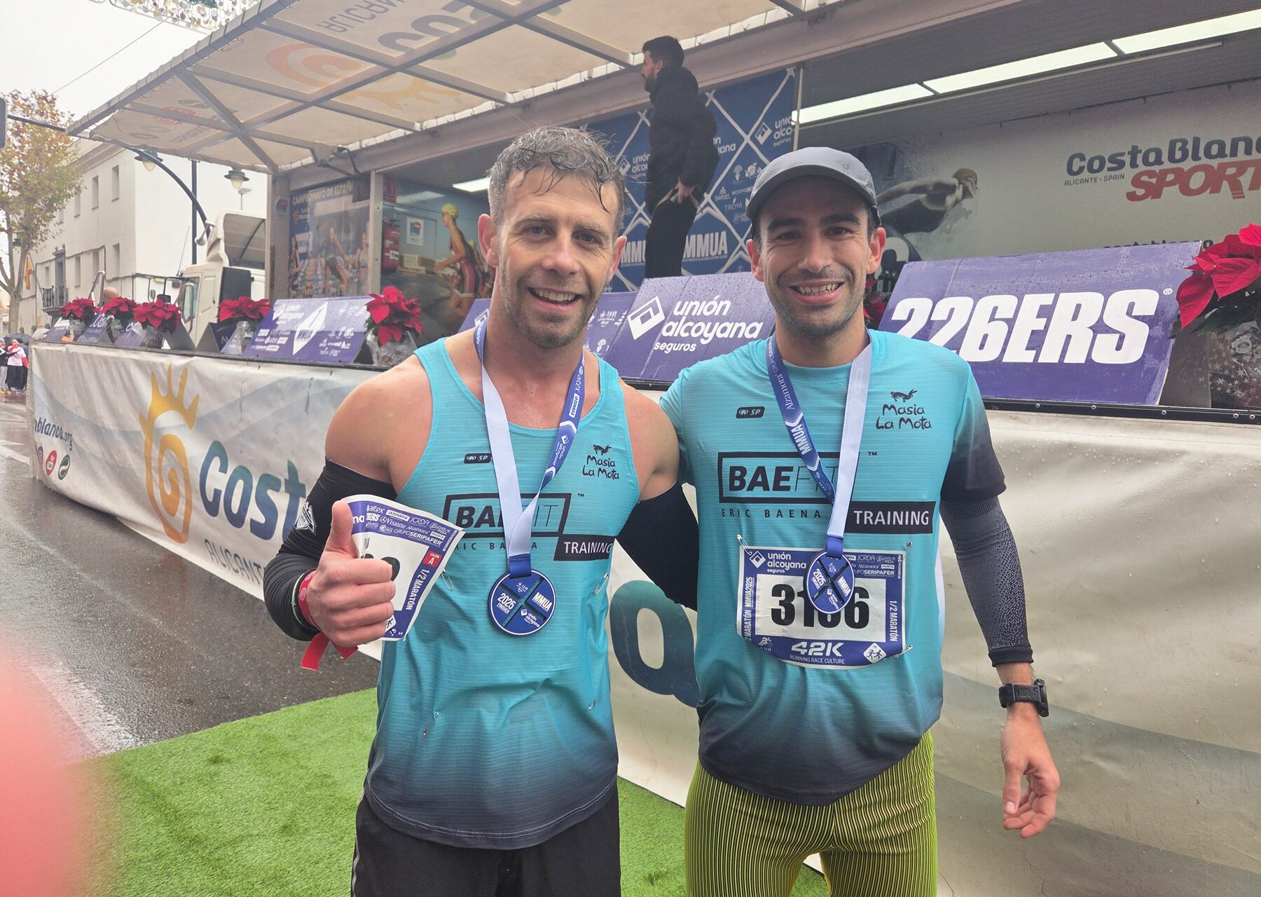 Carlos Flores y Pau Vilaplana, los dos primeros clasificados alcoyanos de la Mitja Marató Unión Alcoyana Seguros