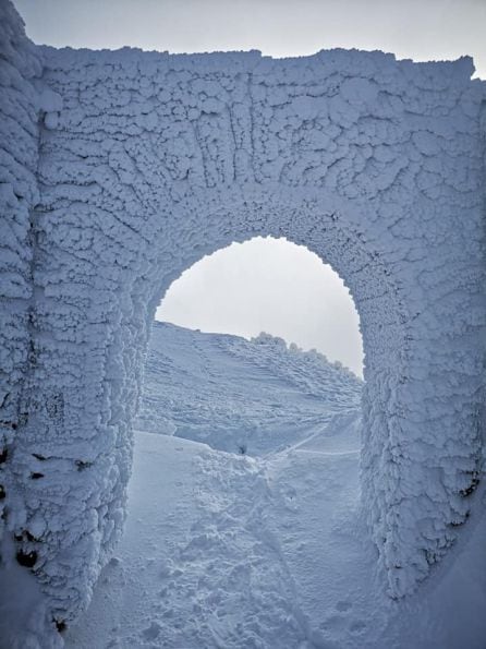 Nieve acumulada en la salida de un arco