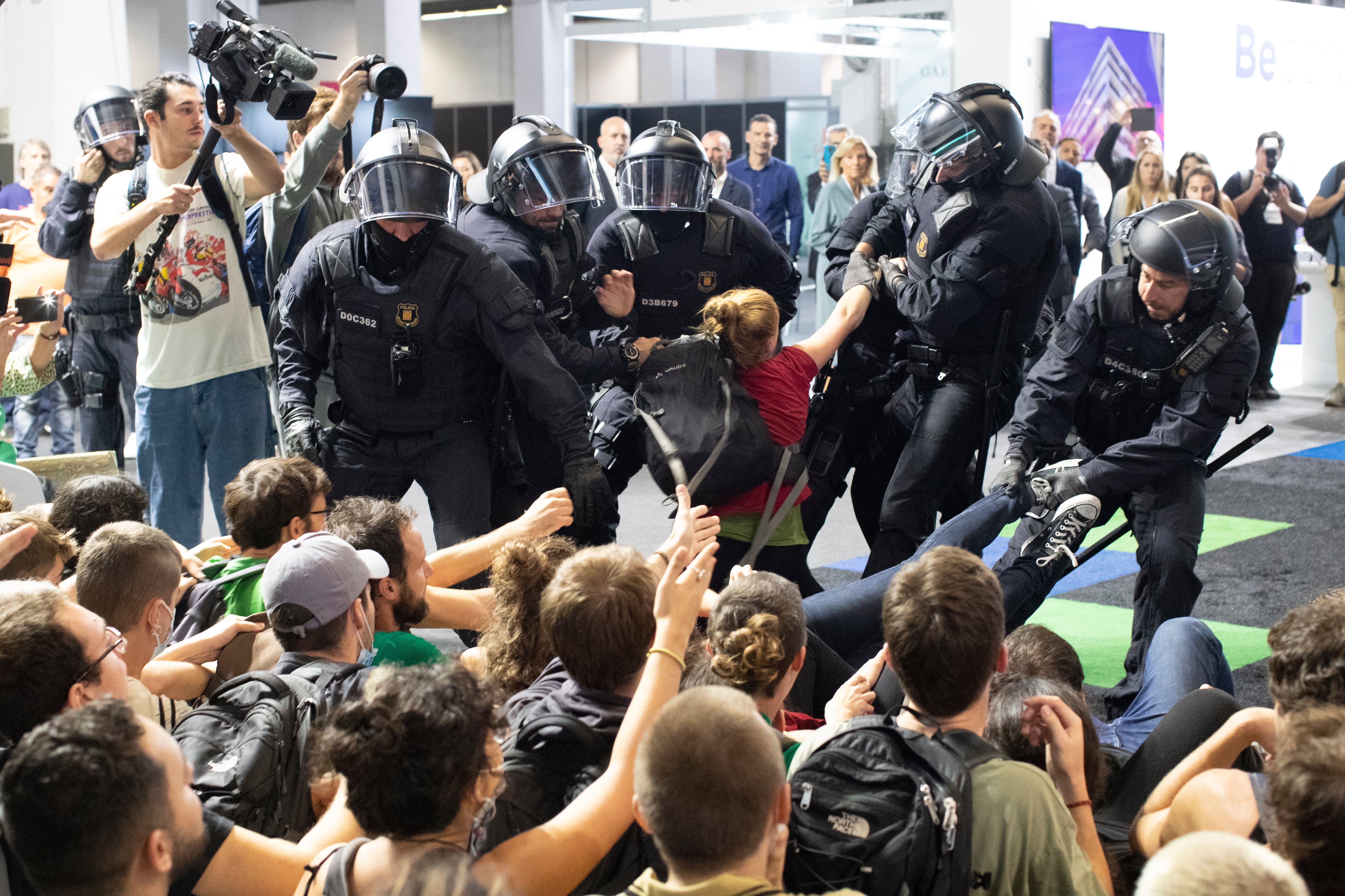 Un grup de manifestants de col·lectius socials van ser desallotjats pel cos dels Mossos d&#039;Esquadra durant la seva protesta aquest matí a l&#039;interior de la Fira de Barcelona