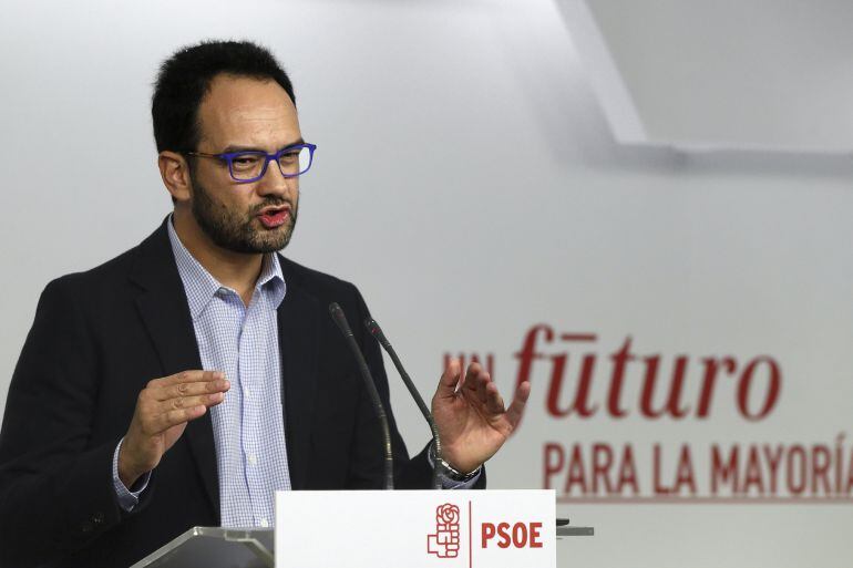 El portavoz del PSOE en el Congreso, Antonio Hernando, durante la rueda de prensa que ha ofrecido hoy, en la sede del partido en Madrid