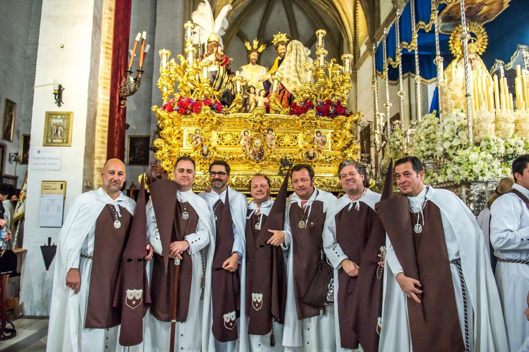 Valentín García, el tercero por la izquierda, vistiendo su túnica de nazareno del Carmen el pasado Miércoles Santo