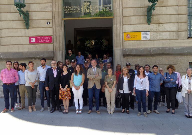 Este lunes se ha guardado un minuto de silencio en la sede de la Delegación del Gobierno en Palma en memoria de la tercera víctima de violencia de género en Baleares en este 2016  