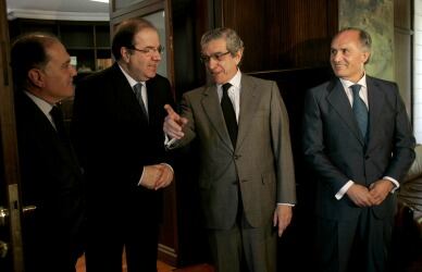 Reunión en la Presidencia de la Junta entre Braulio Medel (2D), Evaristo del Canto (1D), Juan Vicente Herrera y Tomás Villanueva.