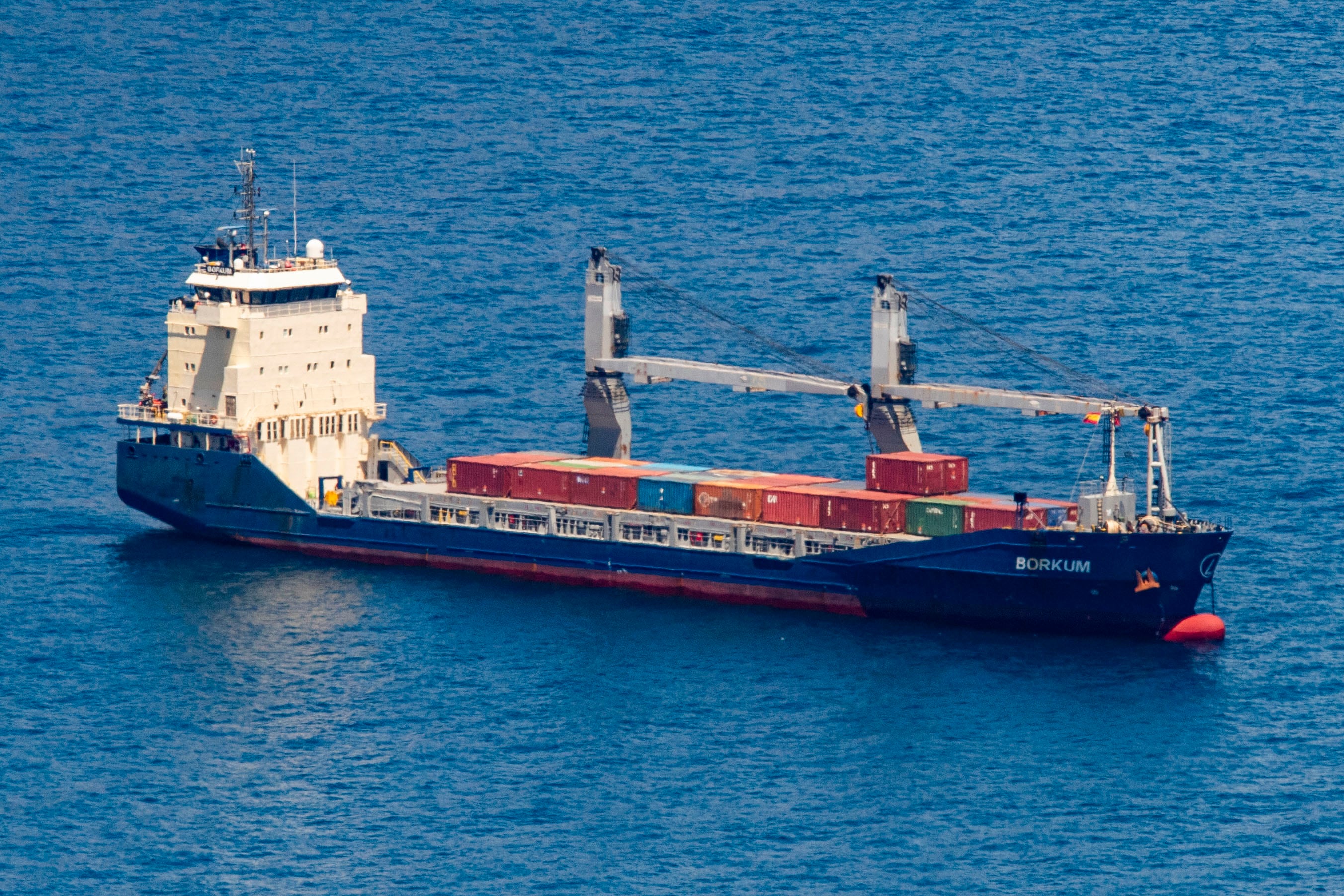 El carguero Borkum fondeado este jueves en Cabo Tiñoso, Cartagena, a la espera de poder entrar en el puerto de Escombreras.