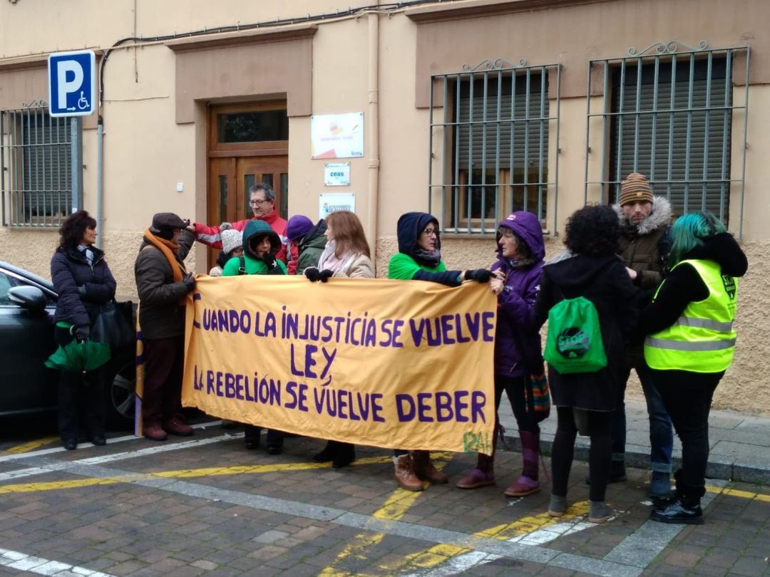 Integrantes de la PAH concentrados ante la Concejalía de Servicios Sociales del Ayuntamiento de Zamora