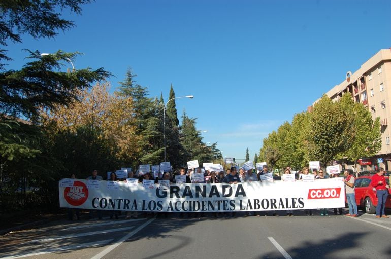 Representantes de los sindicatos CCOO y UGT se han concentrado en Granada contra la siniestralidad laboral