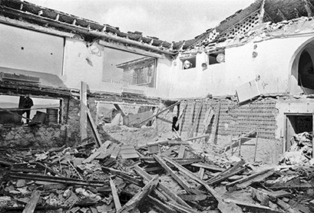 Imagen del estado del salón de reuniones tras la tragedia de 1969