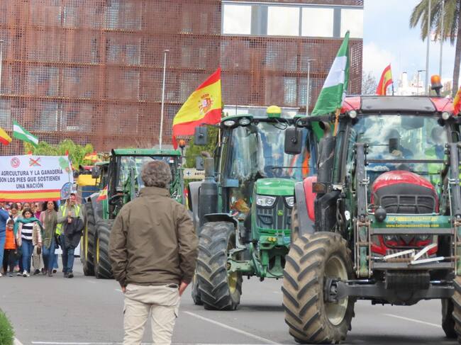 Tractorada y protesta a pie convocada por la asociación Agacor