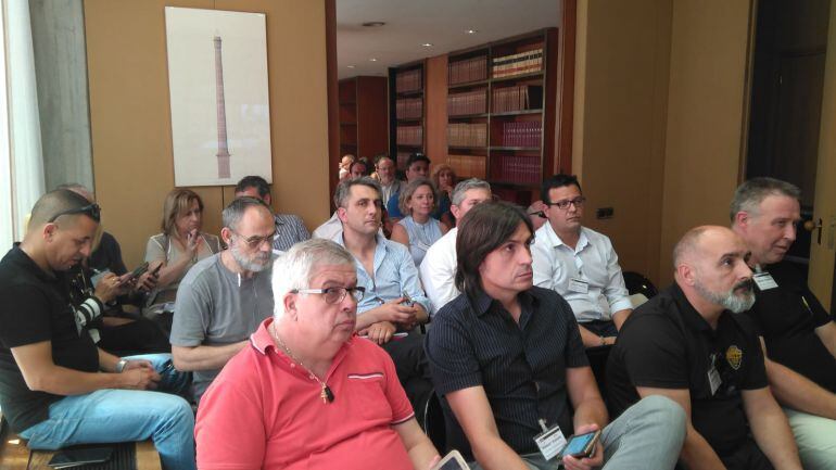 Grup de taxistes seguint el Consell Metropolità, on s'ha aprovat el reglament.