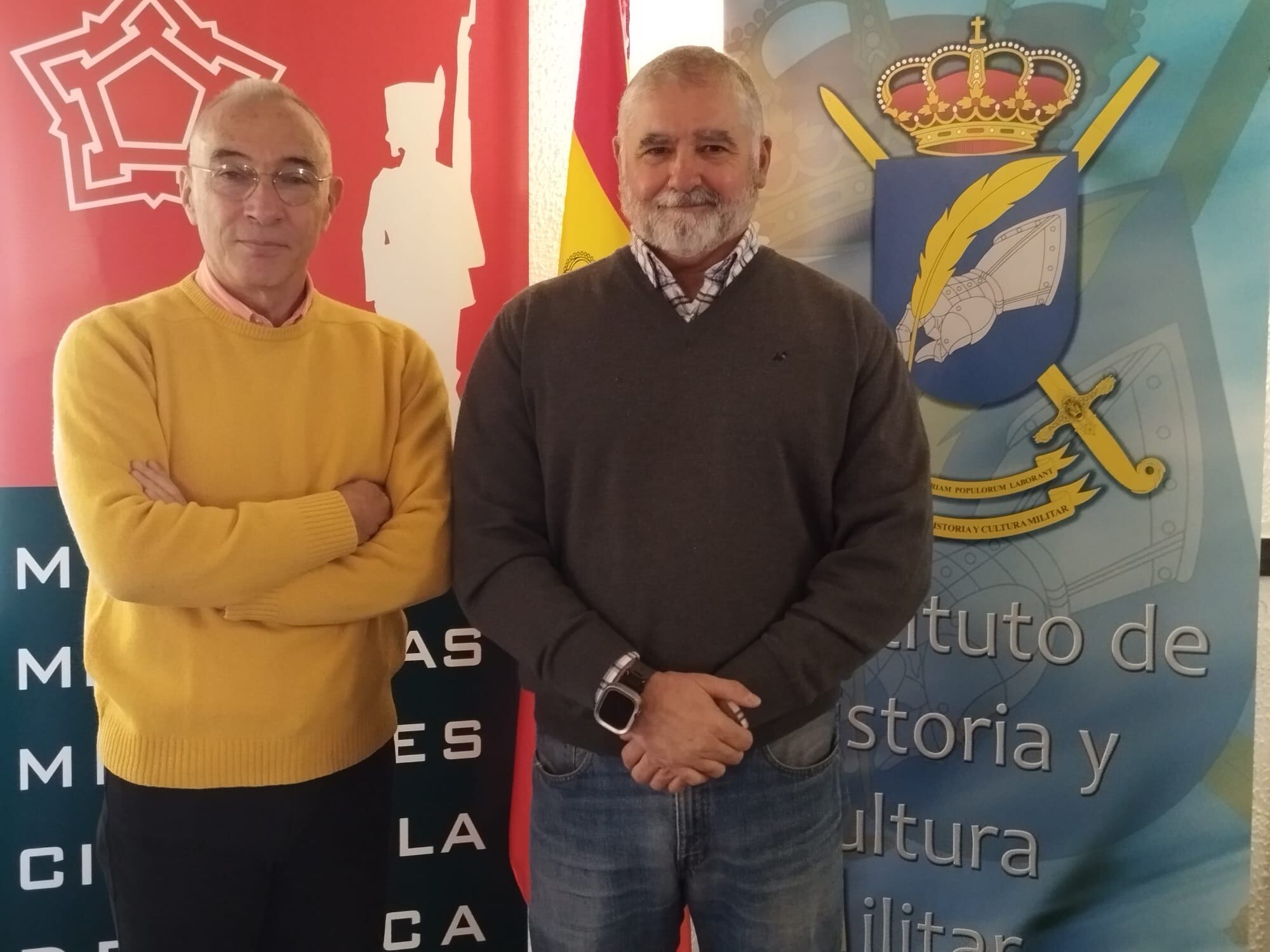 Relevo al frente de la Ciudadela de Jaca, con Alfredo Manterola (dcha) junto a su predecesor, Joaquín Moreno (izq)