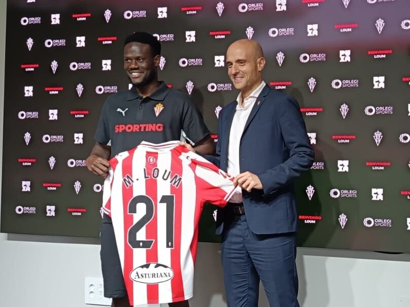 Mamadou Loum y David Guerra durante la presentación del primero como jugador del Sporting.