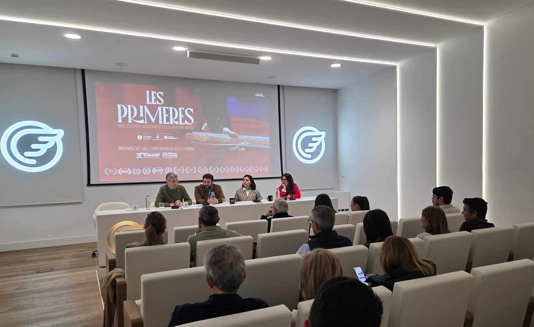 Numerosos asistentes se dieron cita en la sede de Fundación Mutua Levante para este acto