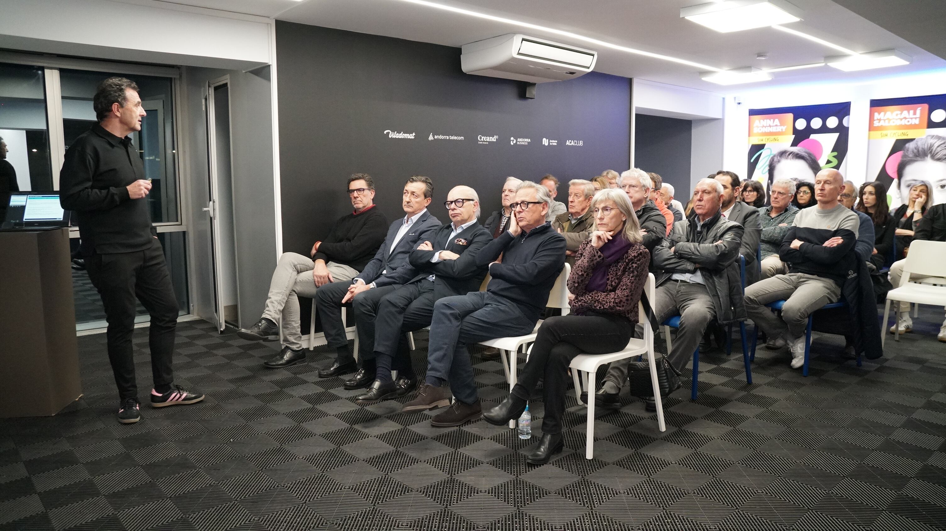 El secretari general de l'ACA, Toti Sasplugas, davant la junta i els socis de l'entitat presentant els resultats del 2024 a l'assemblea general celebrada aquest dimarts.